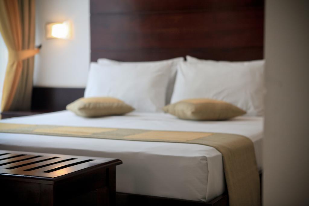 Lavendish Okrin Hotel Kataragama Szoba fotó